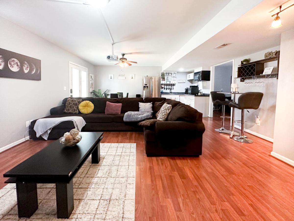 Cute 2-Brm Walkout Apt With Pool Table And Theater Appartement Lexington Buitenkant foto